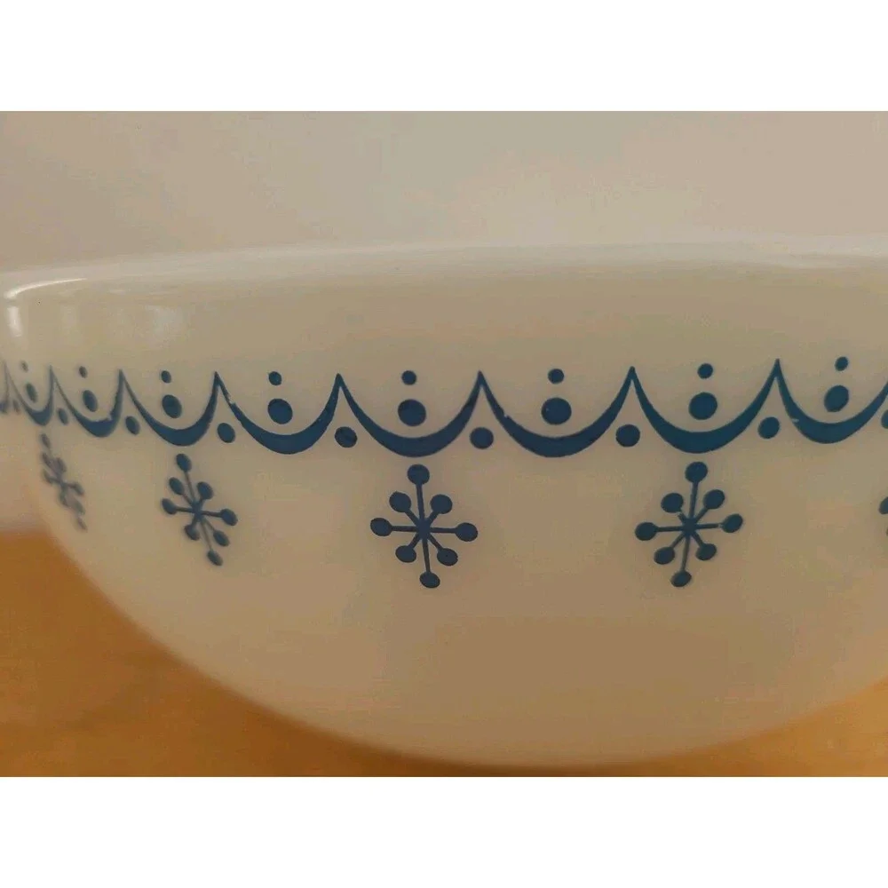 Pyrex Snowflake 443 Blue White Garland Cinderella 2-1/2 Qt Mixing Bowl Vintage